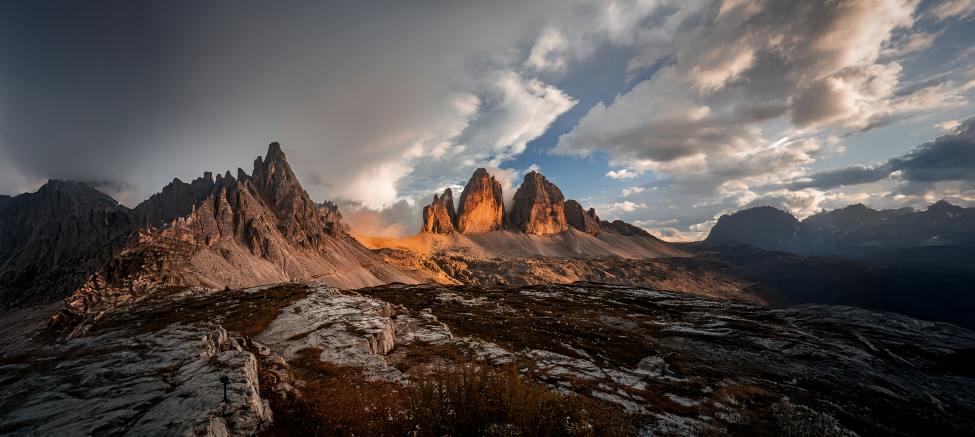 Alpine Stays for all Generations by Family Rainer Sonnenuntergang an den markanten Gipfeln der Dolomiten mit dramatischem Himmel