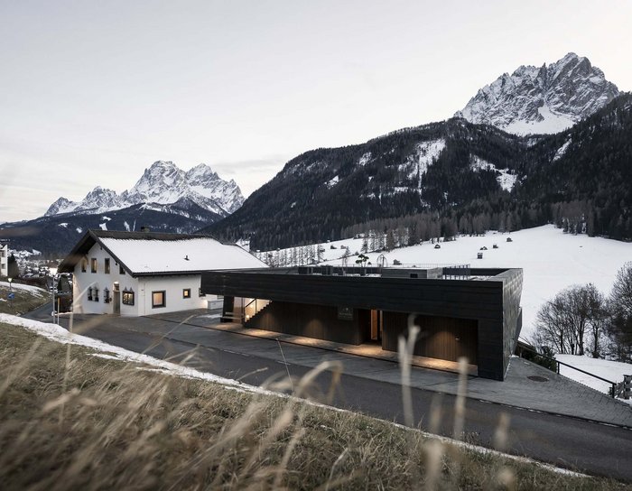 Alpine Stays for all Generations by Family Rainer Schnee bedeckte Berge und Häuser mit Blick auf die Dolomiten bei Dämmerung