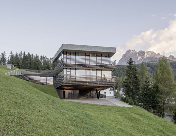 Alpine Stays for all Generations by Family Rainer Modernes Haus mit großen Fenstern auf einem Hang mit Bergblick
