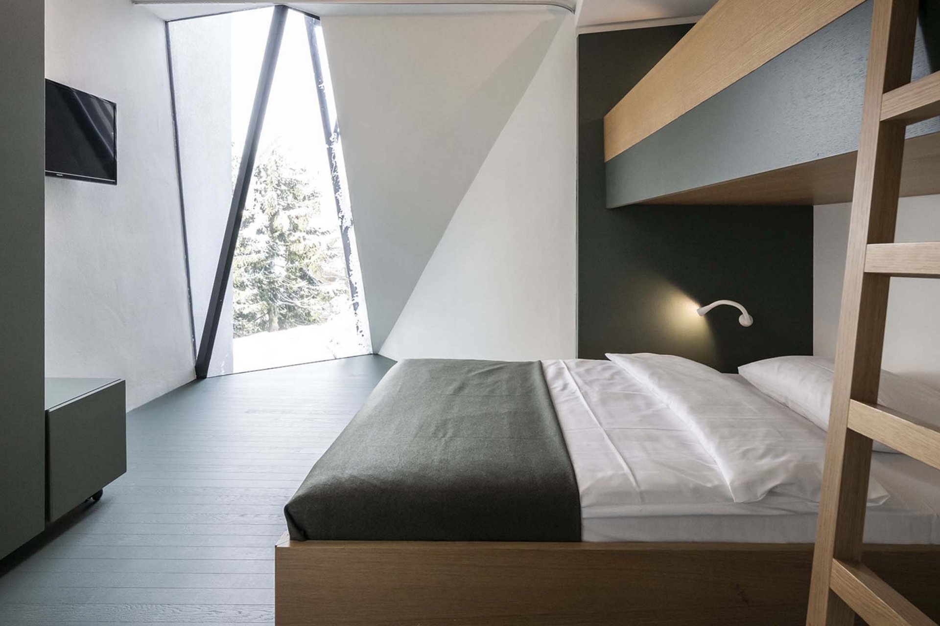 Stylish holidays at the Residence Paramount Alma Modern bedroom with bunk bed and unique triangular window